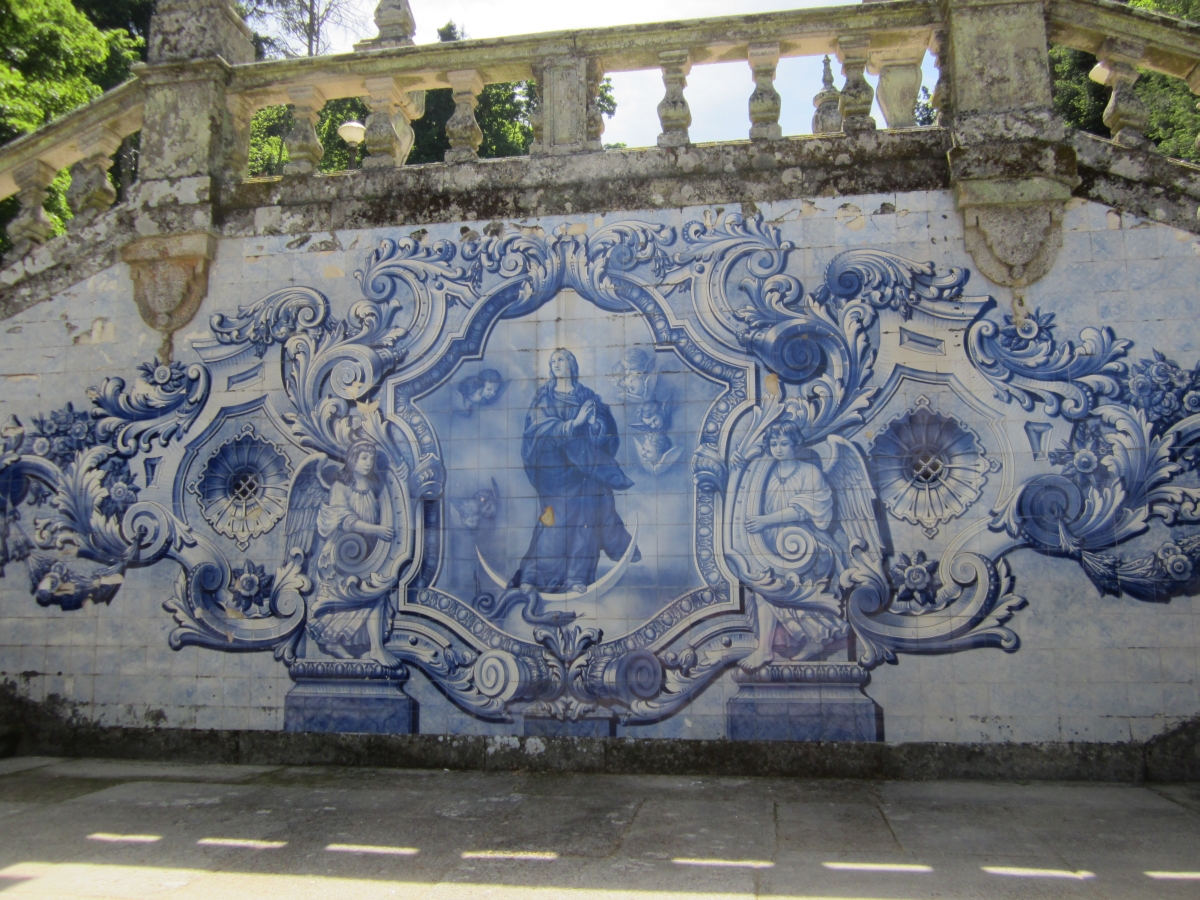 Die Santuário de Nossa Senhora dos Remédios mit eindrucksvollen Wandfliesen an der Treppen