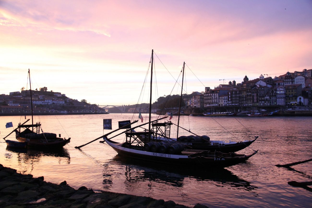 Portugal Douro Sonnenuntergang in Porto oder Vila Nova de Gaia Rabelos Miradouro Porto Ribeira