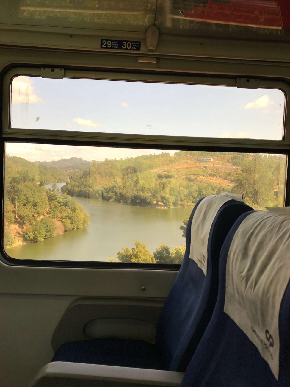 Einige Ausflugsziele im Douro-Tal sind auch mit dem Zug, der am Fluss entlang fährt, zu erreichen.