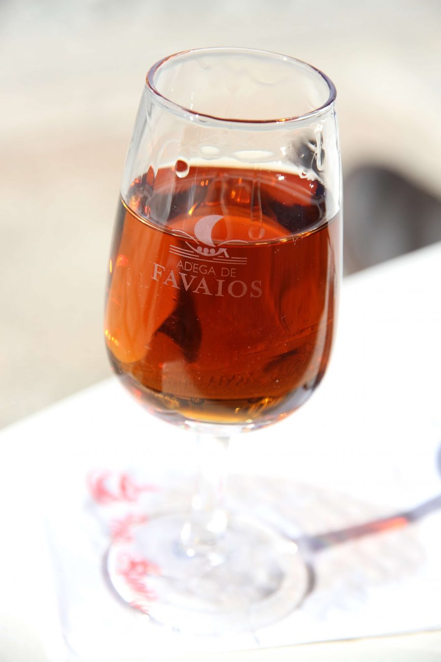 Ein Glas Moscatel im Bergdorf Favaios im Douro-Tal