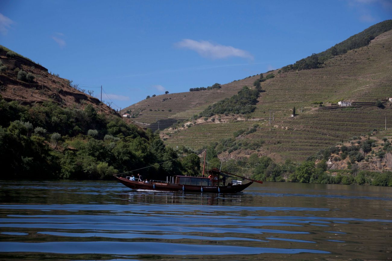 Bootsfahrt mit einem Rabelos auf dem Douro-Fluss in Portugal