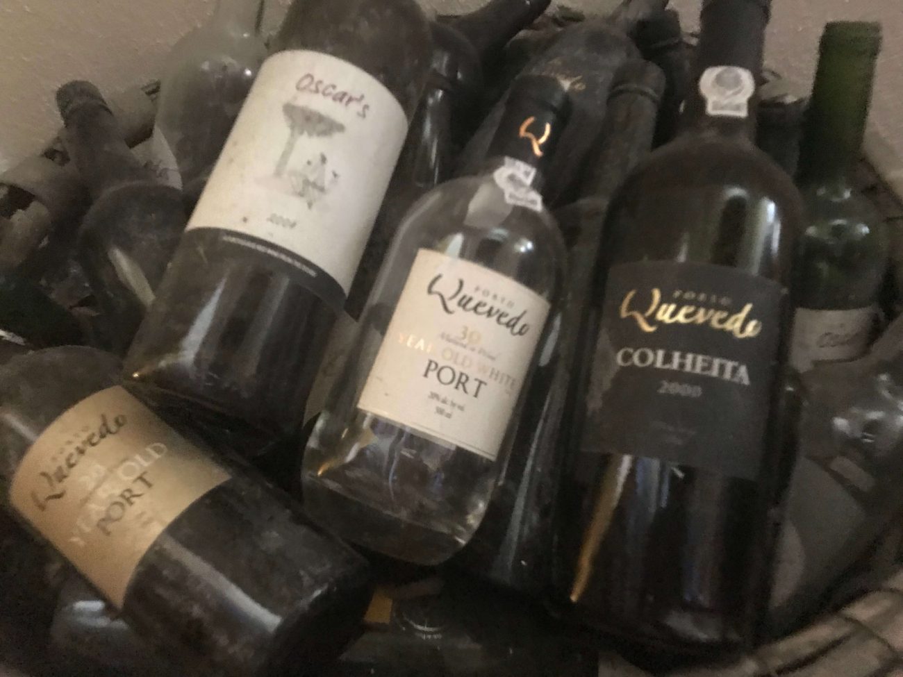 Portweinflaschen mit leeren Portweinflaschen von Oscar Quevedo