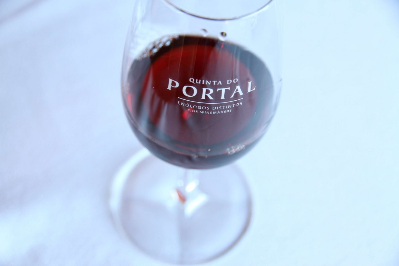 Ein Glas Portwein auf der Quinta do Portal
