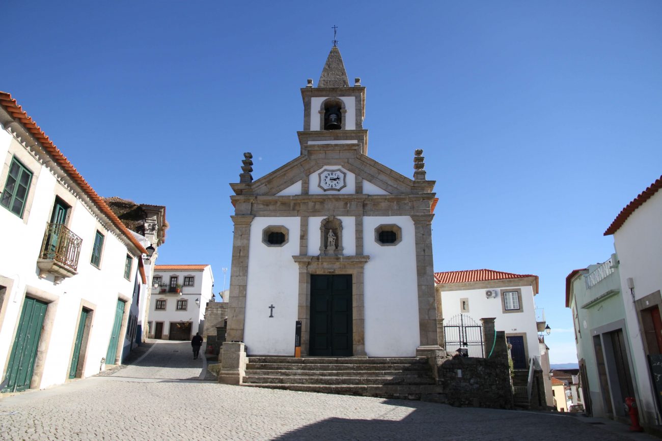Kirche im Bergdorf Provesende im Douro-Tal