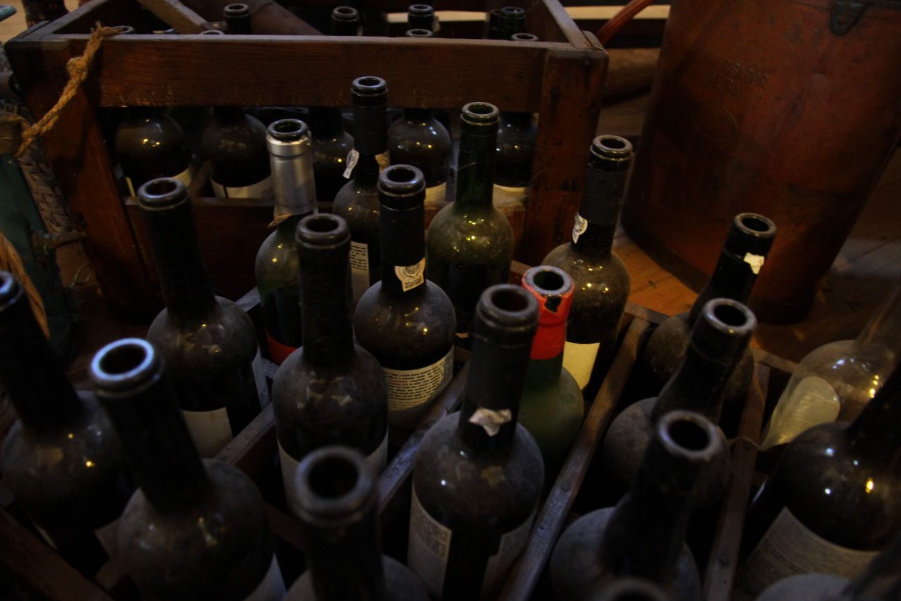 Alte und leere Portweinflaschen im Weinkeller von Quevedos