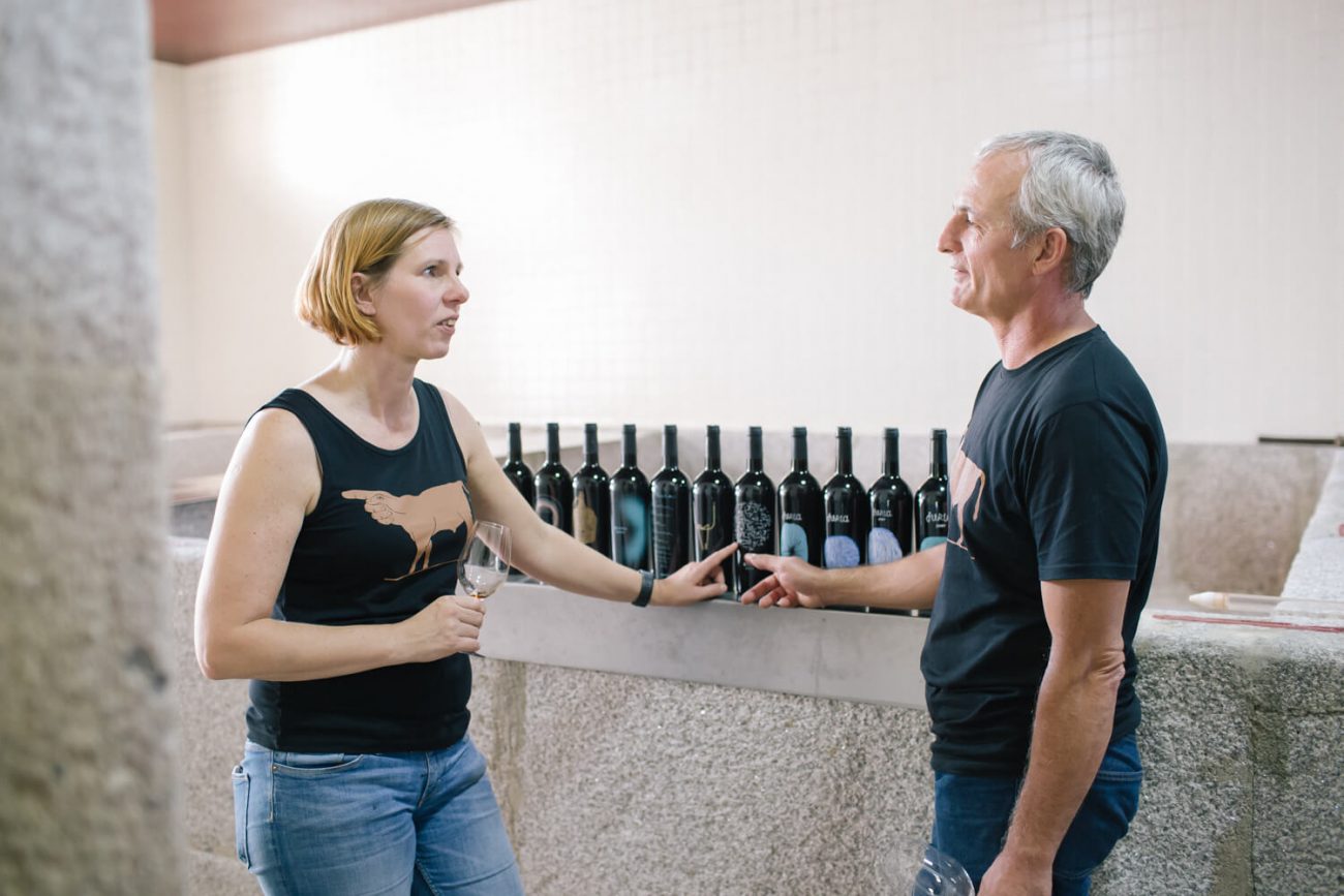 Fernando Coelho präsentiert sein Sortiment an Rotweinen und Weißweinen mit den Marken Touronio Miura und Furia auf der Quinta de Tourais