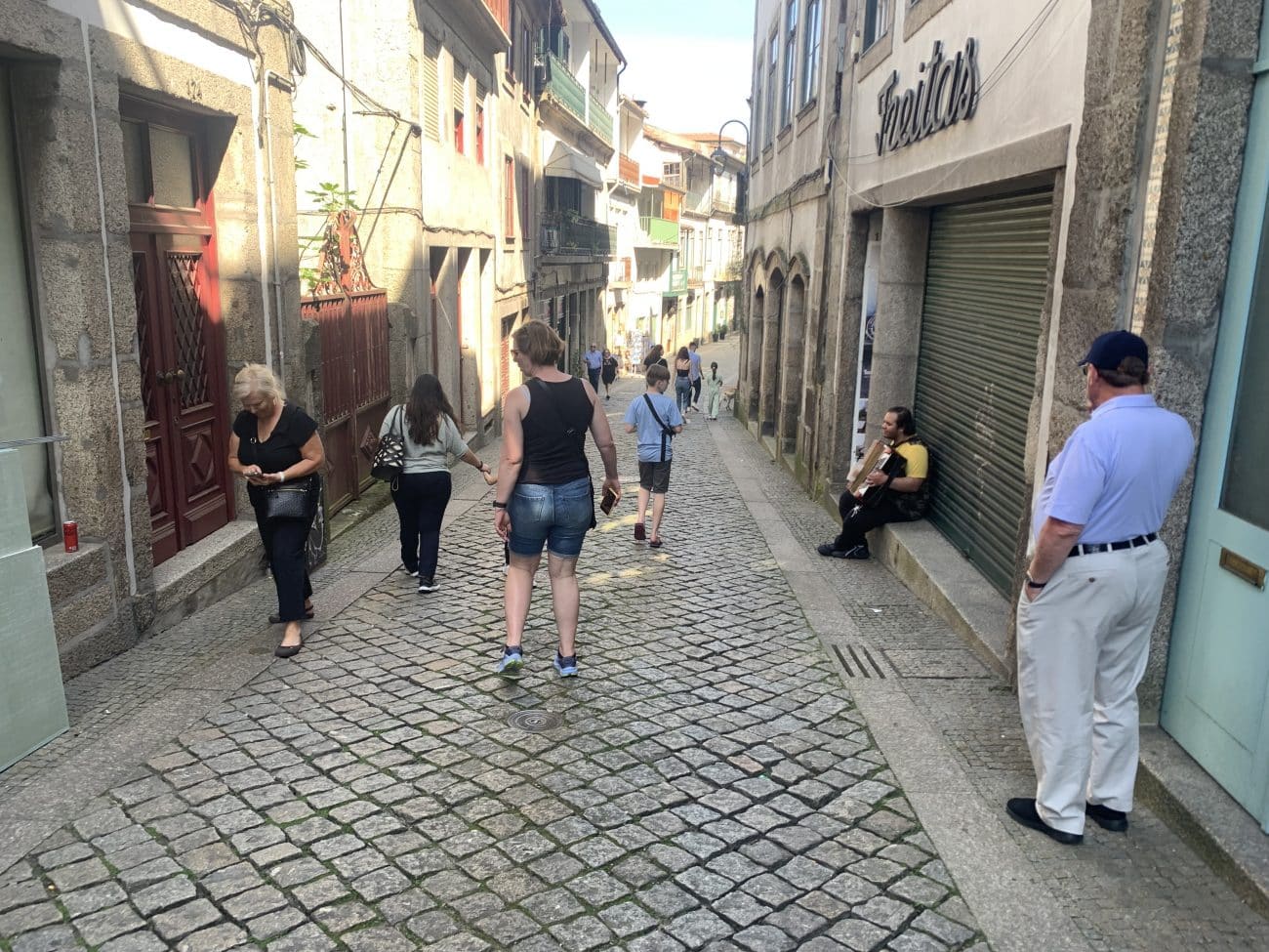 Unterwegs bei einem Spaziergang in der Einkaufsstraße von Amarante im Douro-Tal