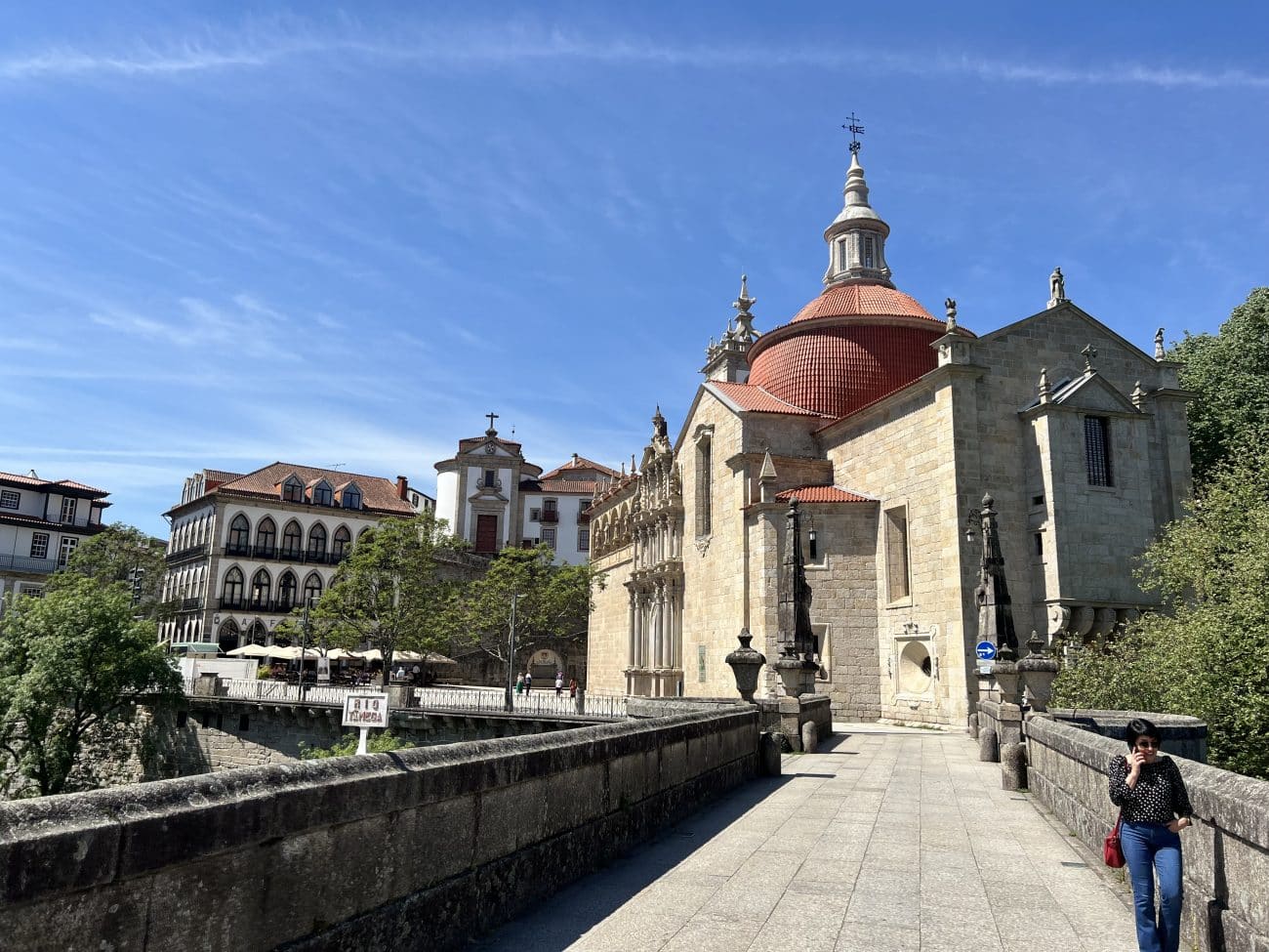 das Kloster São Gonçalo wird über die Brücke des Tamego in Amarante, Douro-Tal, erreicht