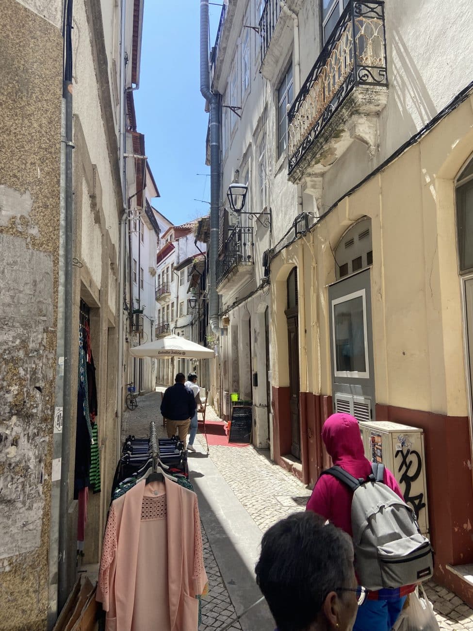 Straßenhändler und kleine Shops in den schmalen Straßen der Altstadt von Coimbra