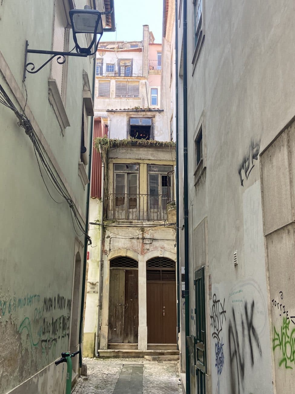 Alte Straßen mit Blick auf leicht verfallene Gebäude in Coimbra