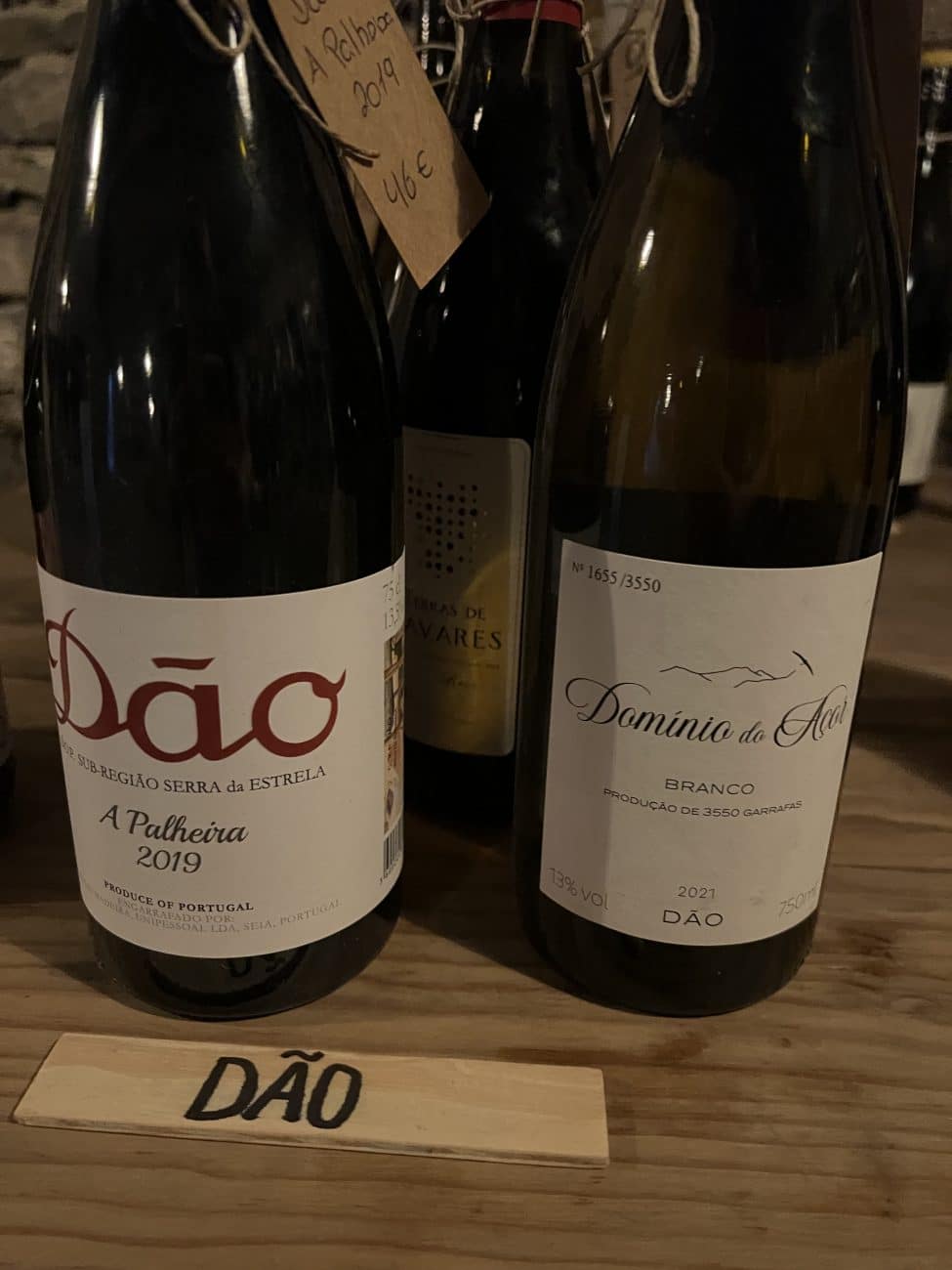 Verschiedene Weine aus vielen Regionen Europas in Peso da Régua im Douro-Tal